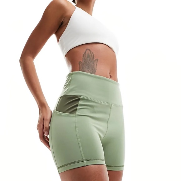 Nike Dri-Fits Road to Wellness 4 inch Shorts Sz M Green fitness training - Picture 2 of 6